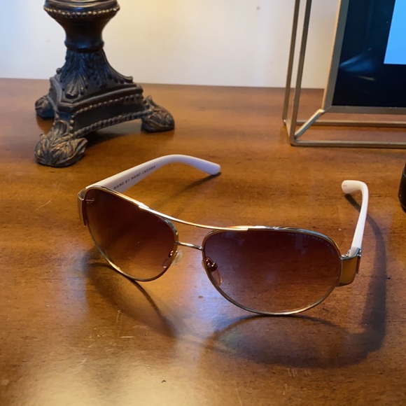 Marc Jacobs Aviators Sunglasses white w gold logo EUC - Picture 5 of 8